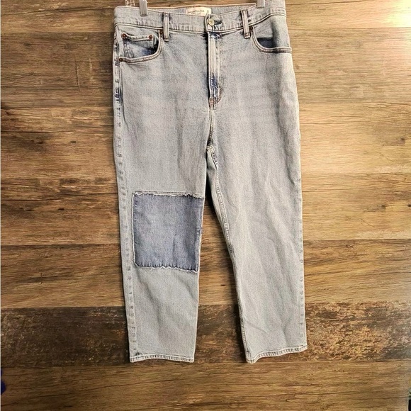 Abercrombie & Fitch Light Blue Straight Ultra High Rise 12 short Women's Jeans - Picture 1 of 7